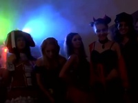 европейской внешности Хэллоуин групповуха студентов