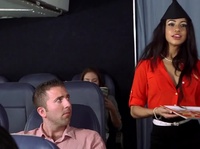 Развратная стюардесса трахается с пассажиром в самолете